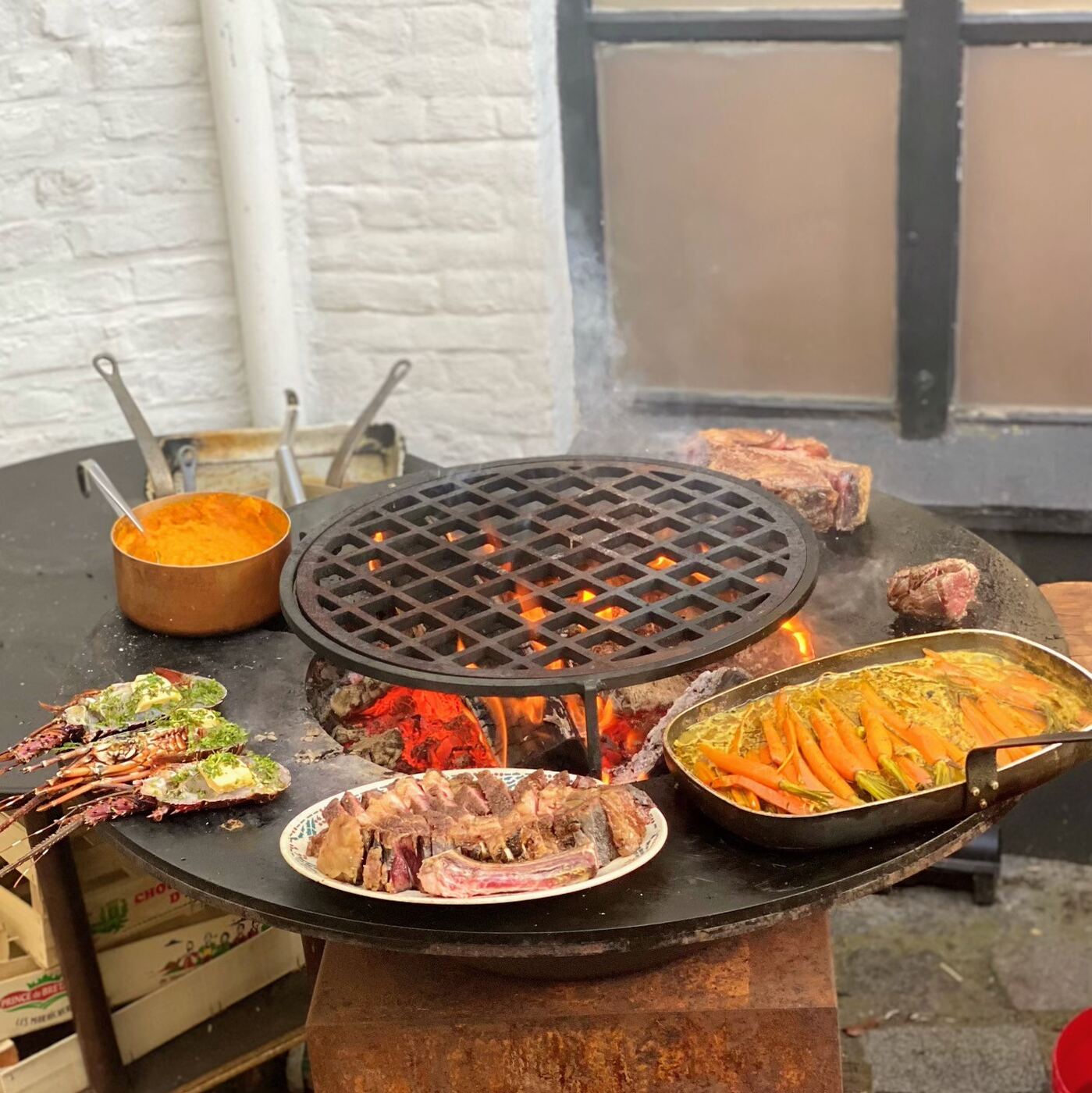 Plancha et brasero en extérieur : côte de bœuf, langoustes au beurre et carottes