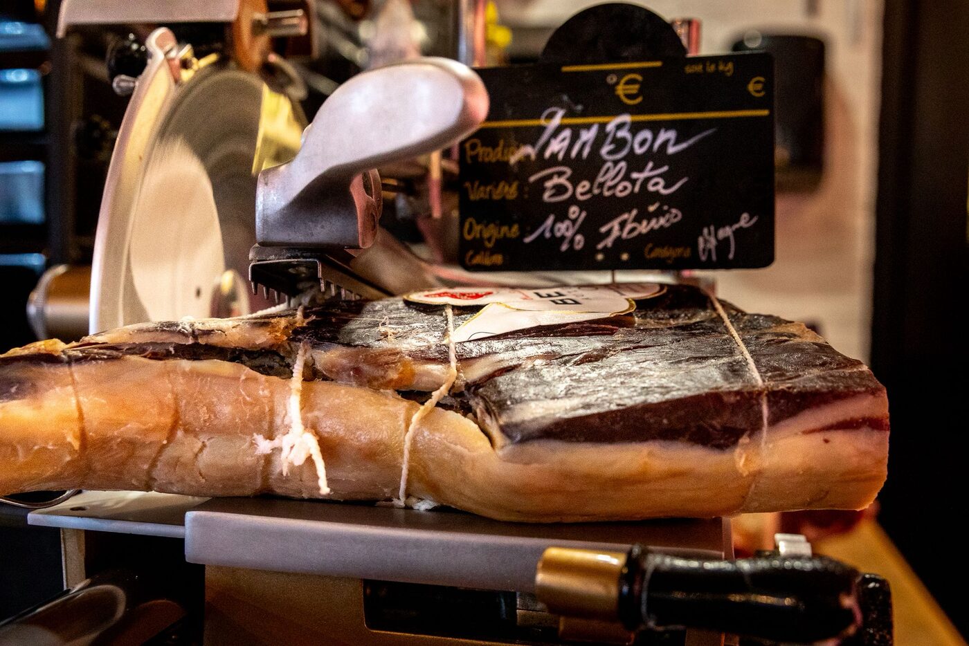 Jambon Bellota ibérique sur la trancheuse