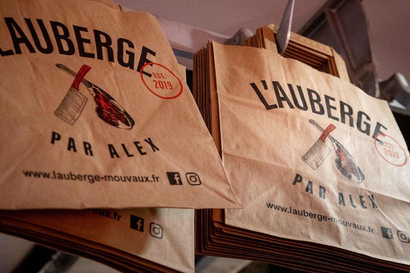 Les sacs de la vente à emporter, couperet et côte de bœuf