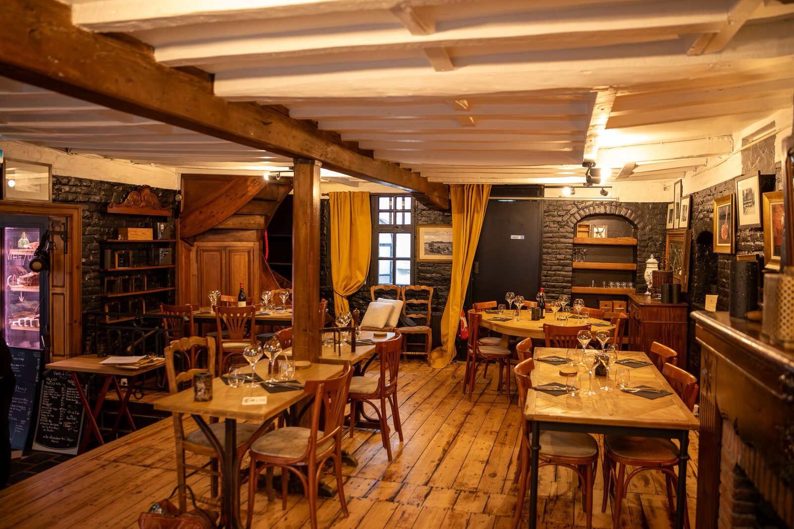La salle de L'Auberge de Mouvaux, poutres et briques noires