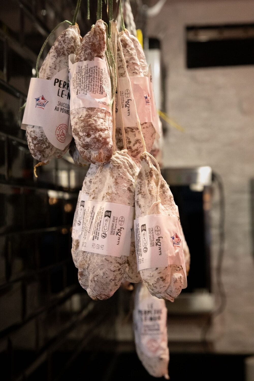 Saucissons suspendus à l'espace boucherie