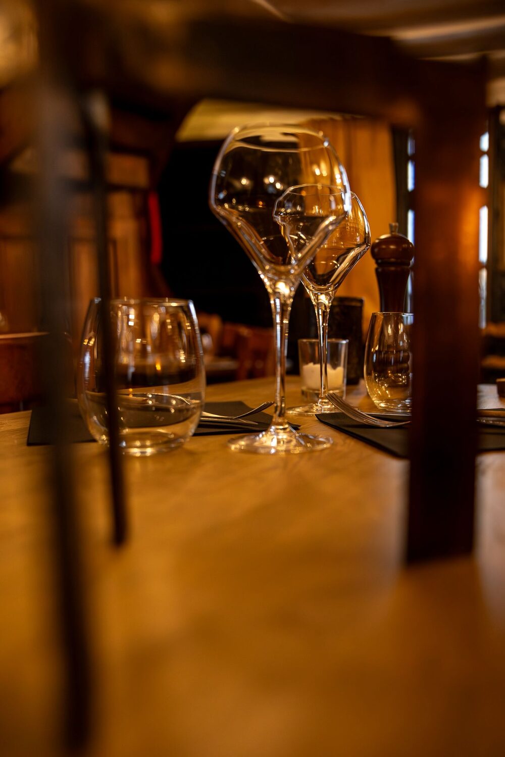 Verres à vin sur la table en chêne de L'Auberge de Mouvaux